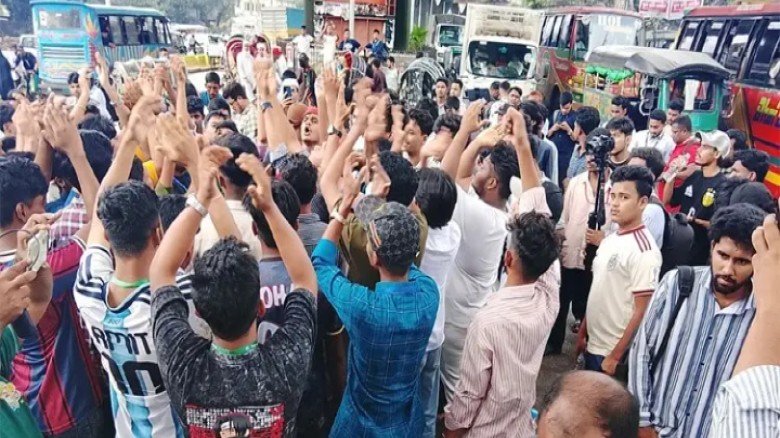 শিক্ষামন্ত্রীর পদত্যাগের দাবিতে চট্টগ্রামে সড়ক অবরোধ, তীব্র 