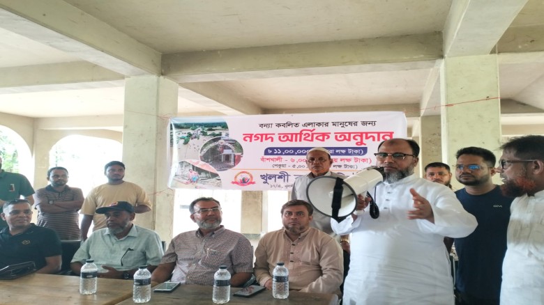 বাঁশখালীতে বন্যা কবলিত এলাকার মানুষের জন্য খুলশী ক্লাবের নগদ