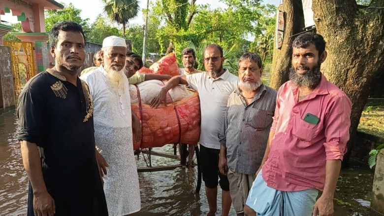 চন্দনাইশে বন্যাদুর্গতদের মাঝে ত্রাণ বিতরণ করলেন উপজেলা বিএনপ