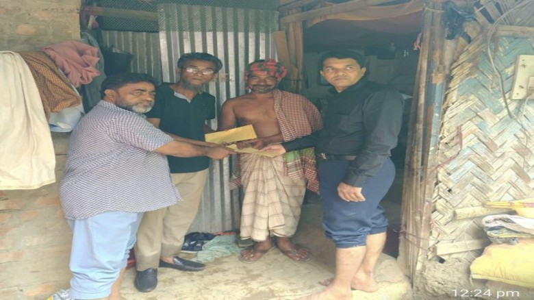 বন্যা ও অগ্নিকাণ্ডে ক্ষতিগ্রস্ত পরিবারের পাশে চন্দনাইশ উদ্যো