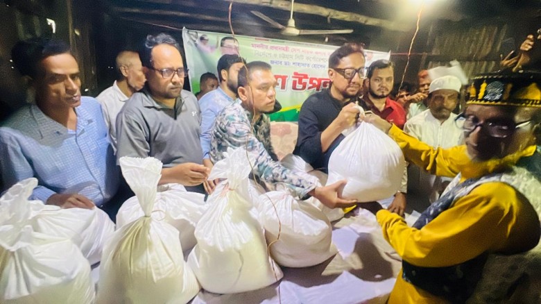 বাঁশখালীতে মাদ্রাসায় অনুদান খাদ্যসামগ্রী বিতরণ করলেন মেয়র ডা