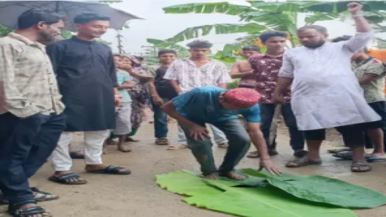 মোবাইল চুরির অভিযোগ  যুবককে আটক করে ১০০ রাকাত নফল নামাজ আদায় করালেন গ্রামবাসী...