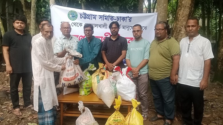 বোয়ালখালীতে বন্যাদুর্গতদের মাঝে চট্টগ্রাম সমিতি  'ঢাকার ত্রা