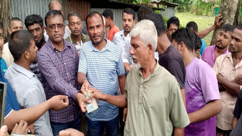চন্দনাইশের পশ্চিম চরবরমায় টমটম চালকদের আর্থিক অনুদান দিলেন জ