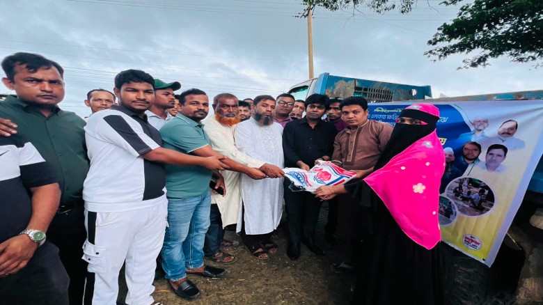 লোহাগাড়ায় বন্যায় ক্ষতিগ্রস্থ পরিবারের মাঝে শ্রমিকদলের ত্রাণ 