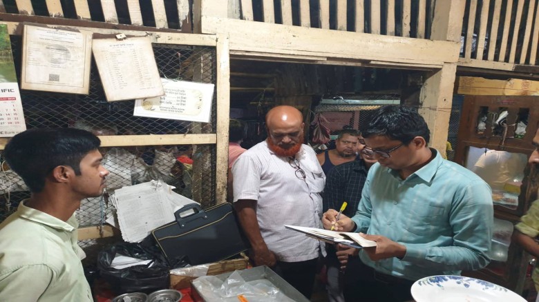 চন্দনাইশে অস্বাস্থ্যকর ও বিষাক্ত রঙ দিয়ে মিষ্টি তৈরি
