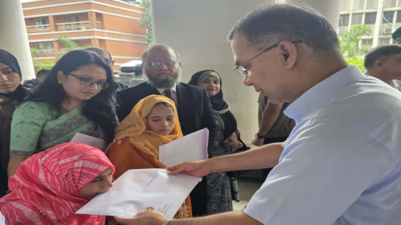 হাত নেই, মুখ দিয়ে প্রধানমন্ত্রী থেকে নিয়োগপত্র নিলেন আয়শা