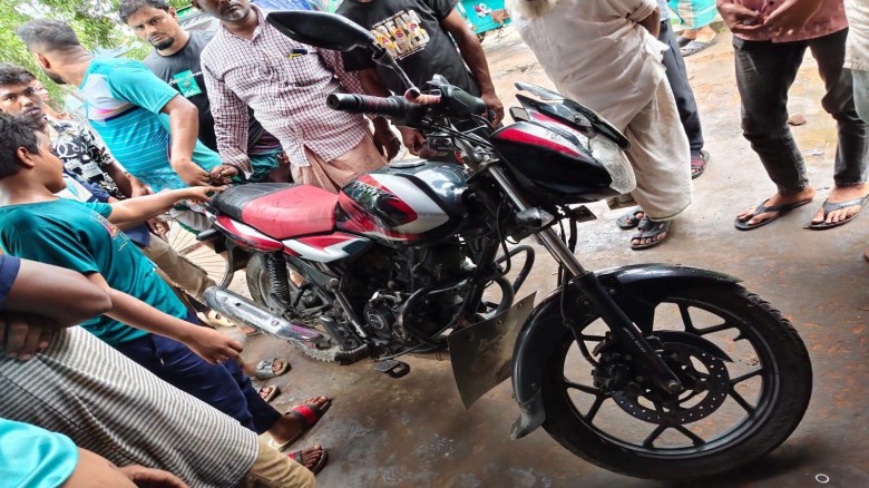 মিরসরাইয়ে মাছবাহী পিকআপের ধাক্কায় প্রাণ গেল খতিব ও মুয়াজ্জিন