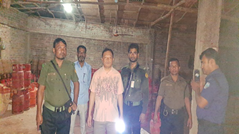 চন্দনাইশে অবৈধ গ্যাস ফিলিং কারখানায় এসিল্যান্ডের অভিযান, সিল