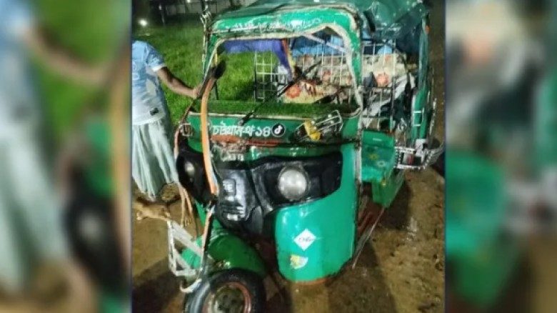 বোয়ালখালীতে দাঁড়িয়ে থাকা ট্রাকের পিছনে অটোরিকশার ধাক্কা, আহত