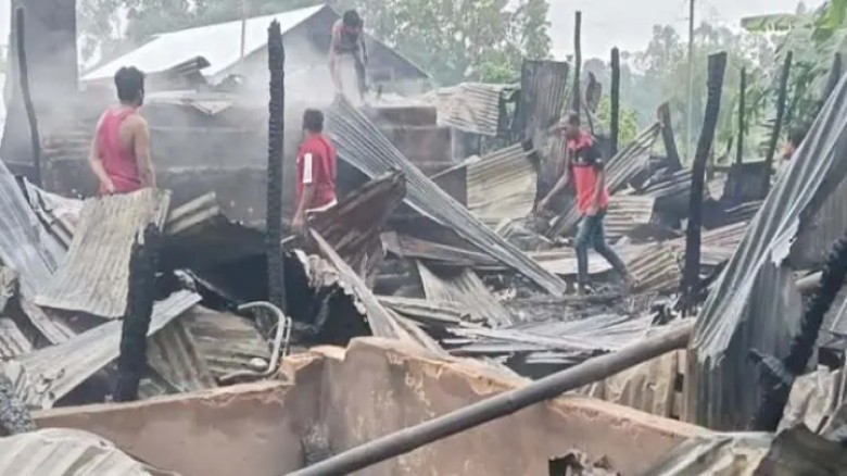 ফটিকছড়ির শান্তিরহাট বাজারে আগুনে ১৬ দোকান পুড়ে ছাই