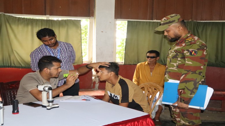 দীঘিনালায় সেনাবাহিনীর উদ্যোগে চক্ষু অপারেশন-পরবর্তী রোগীদের 