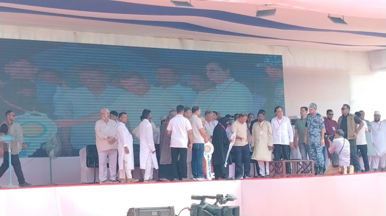 বন্যায় ক্ষতিগ্রস্ত পরিবারের কাছে ঘরের চাবি তুলে দিলেন প্রধান
