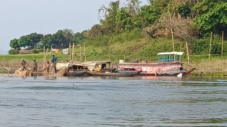 কাপ্তাই হ্রদে কাটছে নিষেধাজ্ঞা: জাল-নৌকা মেরামতে ব্যস্ত জেলে