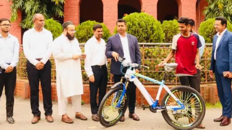 সাইকেল হারিয়ে সংকটে এইচএসসি পরীক্ষার্থী, কিনে দিলেন ডিসি