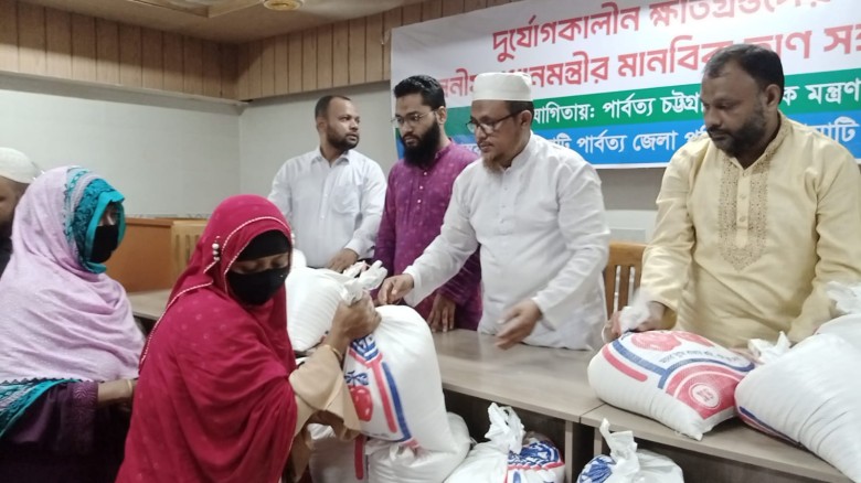 পাহাড় ধসে ক্ষতিগ্রস্ত ৫০০ পরিবারের মাঝে রাঙামাটি জেলা পরিষদে