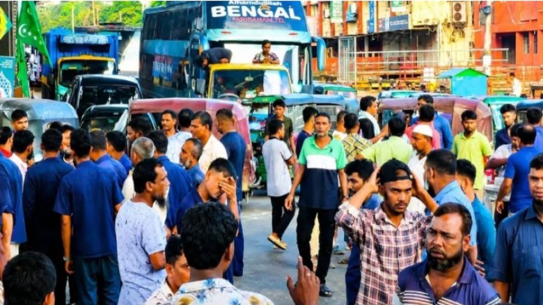 গ্যাস না পেয়ে চট্টগ্রামে সড়ক অবরোধ, যান চলাচল বন্ধ