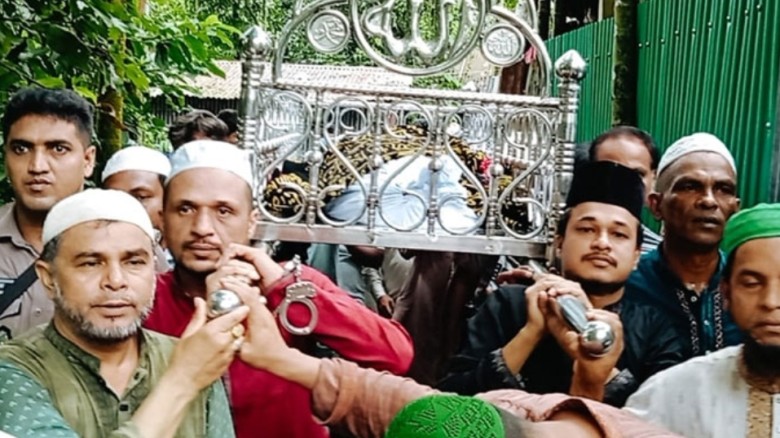 চন্দনাইশে পিতার জানাজায় অংশ নিতে প্যারোলে মুক্তি পেলেন আওয়াম