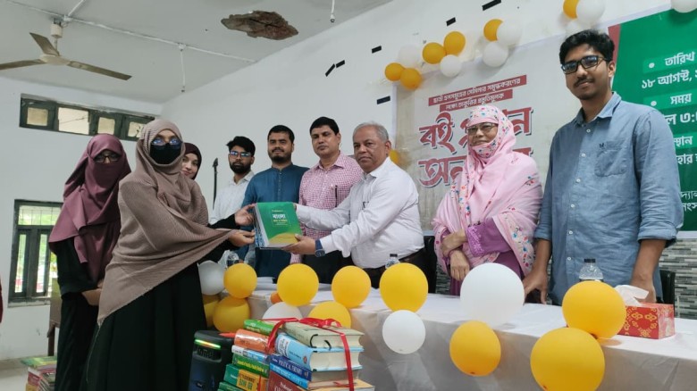 চাকসুর উদ্যোগে চবির পাঁচ ছাত্রী হলে চাকরি প্রস্তুতির বই