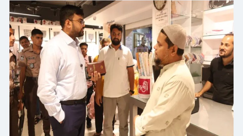রাত ৮টার মধ্যে দোকান বন্ধে চট্টগ্রামে জেলা প্রশাসনের অভিযান