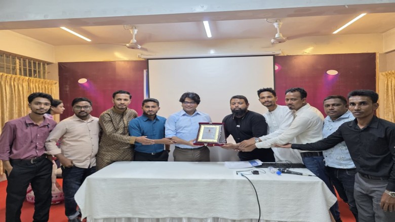 মাল্টিমিডিয়া সাংবাদিকতা প্রশিক্ষণ ও কেক কাটায় সিএমআরইউ’র ১ম 
