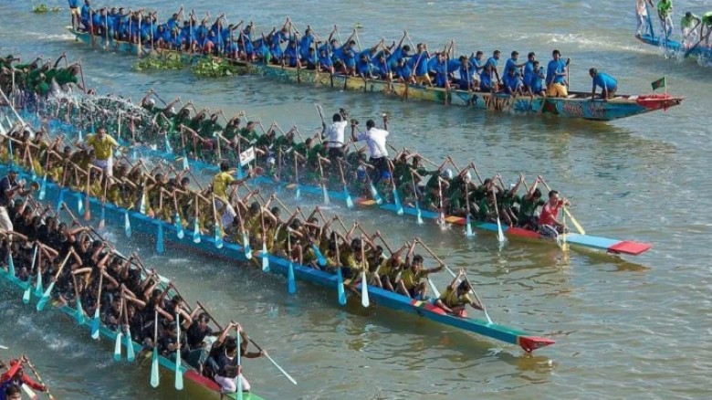 তিতাসে ঐতিহ্যবাহী নৌকাবাইচ, দুই কিলোমিটারজুড়ে দর্শনার্থীদের 