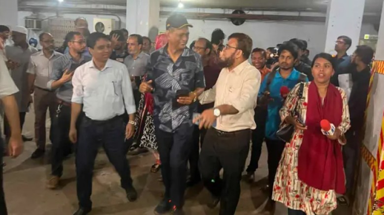 আবাসিক ভবনে হাসপাতাল, পার্কিংয়ে দোকান