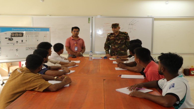 খাগড়াছড়িতে বেকার যুবকদের কারিগরি প্রশিক্ষণ দিচ্ছে সেনাবাহি