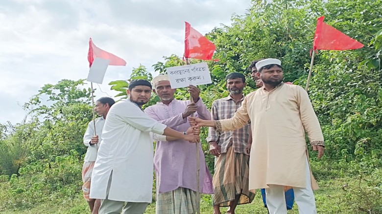 লোহাগাড়া চরম্বায় সিকদার পাড়ার কবরস্থান রক্ষায় এলাকাবাসীর প্র