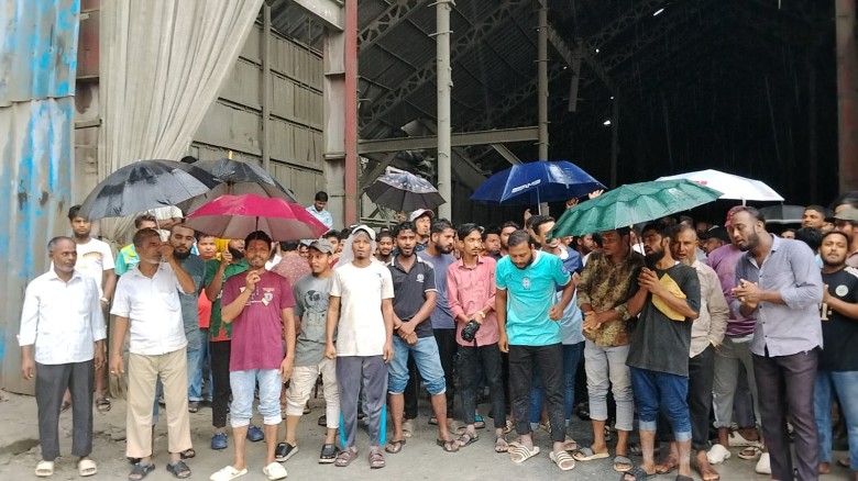কর্ণফুলীতে প্রিমিয়ার সিমেন্টের কর্মচারীদের বিক্ষোভ