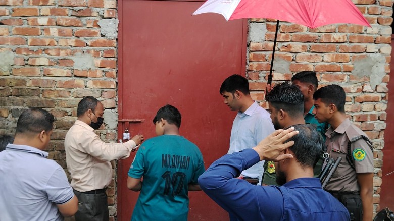 কর্ণফুলীতে অস্বাস্থ্যকর পরিবেশে খাদ্যপণ্য উৎপাদন