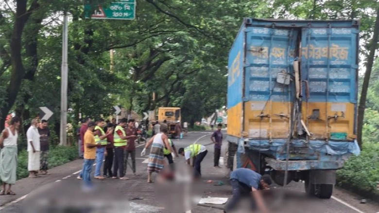 দাঁড়িয়ে থাকা কাভার্ডভ্যানে বাসের ধাক্কা, নিহত ৩