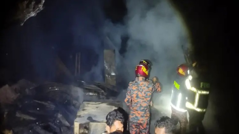 আগুন কেড়ে নিলো তিন ভাইয়ের মাথা গোঁজার ঠাঁই