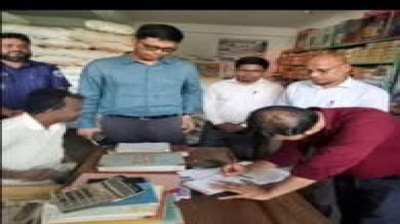 পটিয়ায় বেশি মূল্য সার বিক্রি করায় উপজেলা প্রশাসনের জরিমানা।