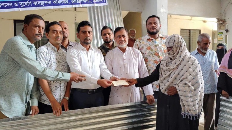 বোয়ালখালীতে দুর্যোগে ক্ষতিগ্রস্তদের মাঝে টিন ও নগদ অর্থ বিতর