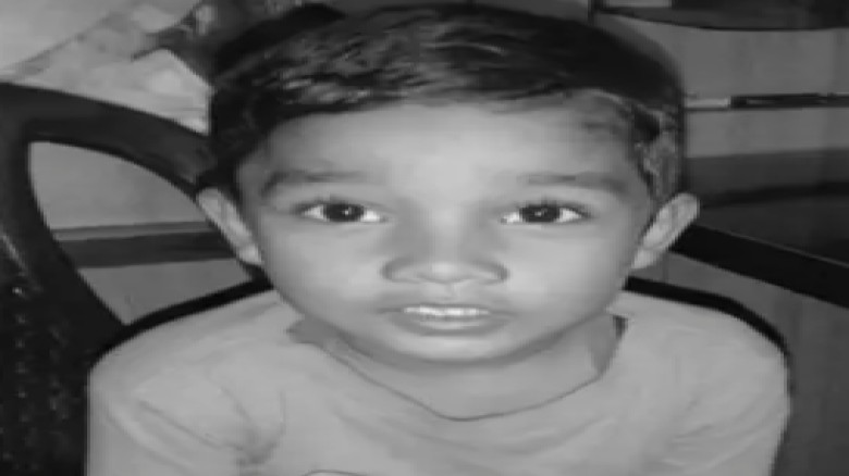বাবার সামনেই ট্রাক্টরের চাকায় পিষ্ট ৮ বছরের শিশু