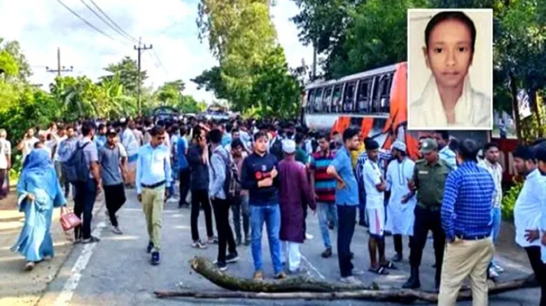 বাসচাপায় স্কুলছাত্রী নিহত, জনতার সড়ক অবরোধ