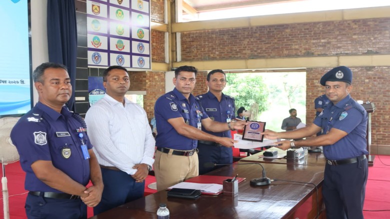 চট্টগ্রাম জেলার বিশেষ পুরস্কার পেলেন চন্দনাইশ থানার ওসি দিদা