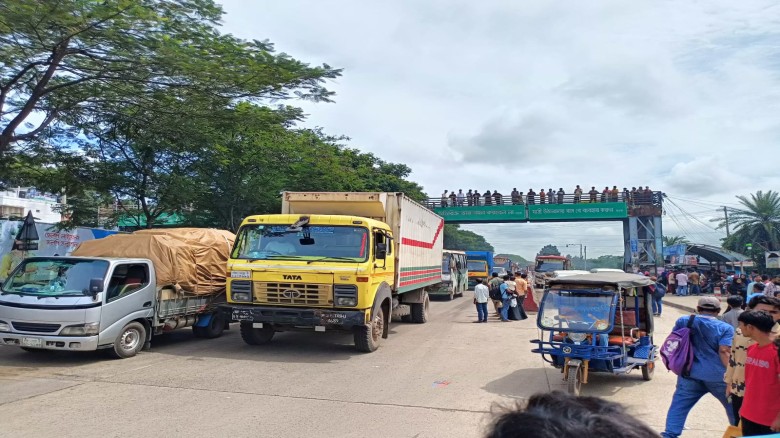 ৪ দফা দাবিতে ২ ঘণ্টা পর মহাসড়ক অবরোধ স্থগিত কুবি শিক্ষার্থীদ