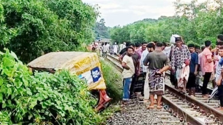 চট্টগ্রামে ট্রেনের ধাক্কায় ২ জনের মৃত্যু
