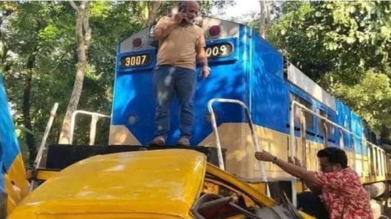 পটিয়ায় ঢাকাগামী ট্রেনের ধাক্কায় কভার্ডভ্যান দ্বিখণ্ডিত, আটকে