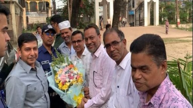 পটিয়া রাহাতআলী স্কুল পরিদর্শনে চট্টগ্রাম বিভাগীয় কমিশনার