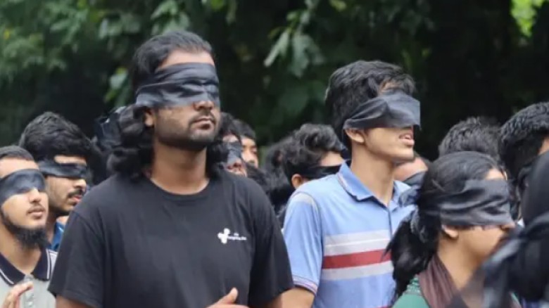 ড. সায়েমকে ভিসি হিসেবে পুনর্বহালের দাবিতে চোখে কালো কাপড় বেঁ