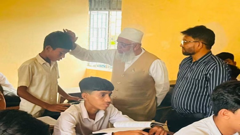 চট্টগ্রামের লোহাগাড়ায় বিদ্যালয় পরিদর্শনে আলহাজ্ব শাহজাহান চৌ