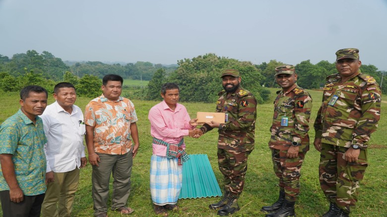 লংগদুতে সেনা জোনের উদ্যোগে অসহায় পরিবারকে আর্থিক সহায়তা ও ঢেউটিন বিতরণ...