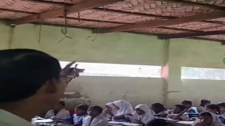 পটিয়ায় ধলঘাট স্কুল এন্ড কলেজের, দিন দুপুরে ফ্যান চুরি।