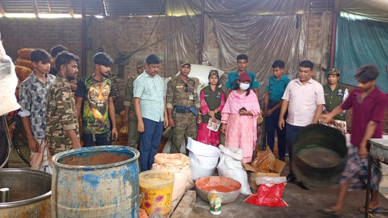 চসিকের ভেজাল বিরোধী অভিযান, বার কোয়ার্টারে চানাচুর কারখানাকে
