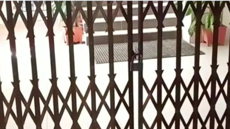 উপাচার্যকে ভেতরে রেখেই চুয়েটের ভিসি ভবনে তালা