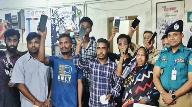 ১০টি মোবাইল ফোন উদ্ধার, মালিকদের ফিরিয়ে দেয় আকবরশাহ পুলিশ...