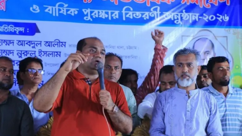 অভিভাবক সমাবেশের মঞ্চে এমপি, নেতাকর্মীদের ভিড়ে পেছনে ছিলেন প